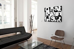 Căn hộ Deluxe, 1 phòng ngủ | Phòng khách | TV màn hình phẳng 43-inch có truyền hình cáp, TV LCD 