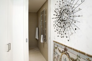 샤워 시설, 레인폴 샤워기, 무료 세면용품, 헤어드라이어