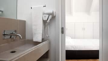 3 Bedroom Apartment | Bathroom | Shower, free toiletries, hair dryer, towels