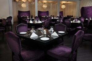 Phục vụ bữa sáng, bữa trưa và bữa tối 