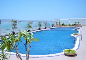 Una piscina al aire libre, camas de piscina gratis