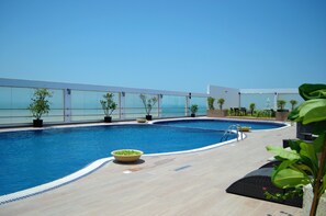Una piscina al aire libre, cabañas de piscina gratuitas