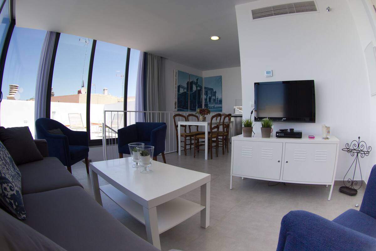 스탠다드 아파트, 침실 2개 | 거실 | 평면 TV