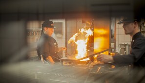 Se sirven desayunos, comidas, cenas y cocina regional