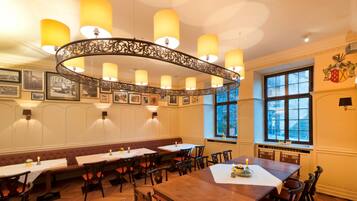 TĂ€gliches FrĂŒhstĂŒcksbuffet (15 EUR pro Person)