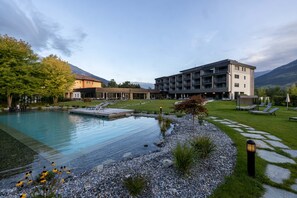 Un hôtel doté d’une piscine, d’un espace extérieur aménagé et offrant une vue sur un paysage montagneux.