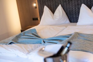 Phòng đôi Deluxe | Bộ đồ giường kháng dị ứng, két bảo mật tại phòng, bàn 