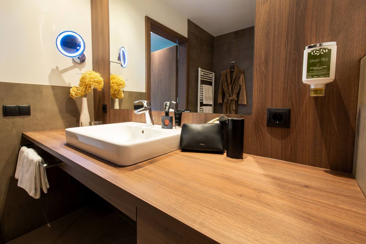 deluxe double room | bathroom | hair dryer, bathrobes, bidet, towels