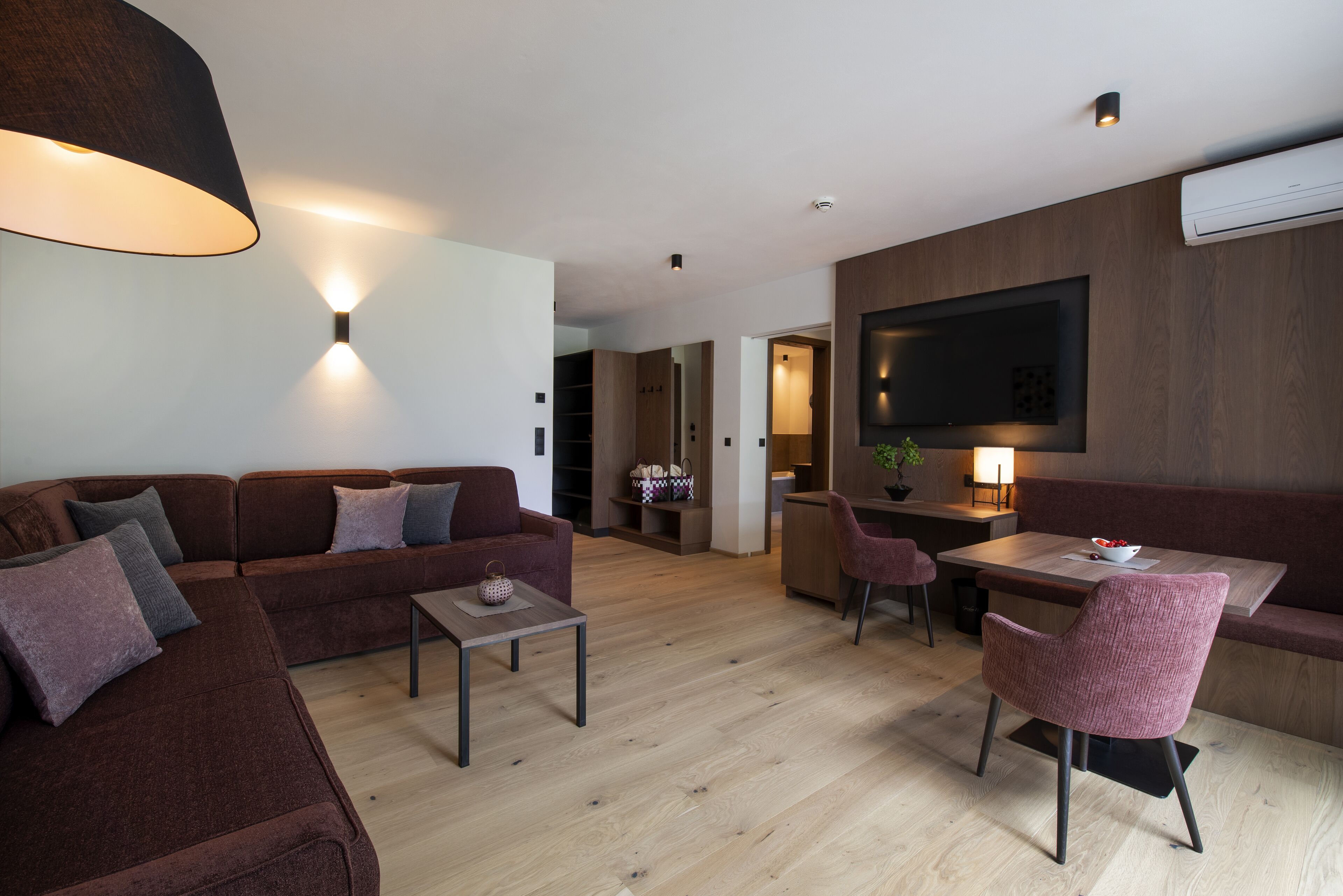 Un salon moderne comprenant un canapé, une table basse et un coin repas avec une table et des chaises.