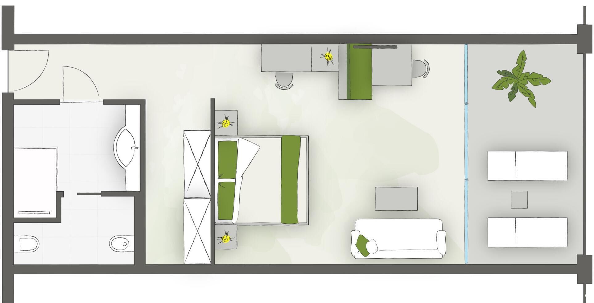 Ein Hotelzimmer mit einem Bett, einem Schreibtisch, einem Sessel, einem kleinen Tisch, einer Couch und einem Fenster mit einer Pflanze.
