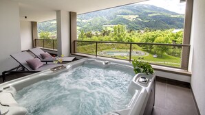 Un jacuzzi con vista a un paisaje montañoso.