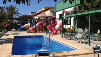 Una piscina al aire libre de temporada
