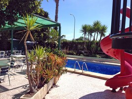 Una piscina al aire libre de temporada