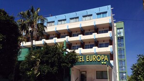 Un hotel de varios pisos con balcones y un letrero que dice "Hotel Europa".