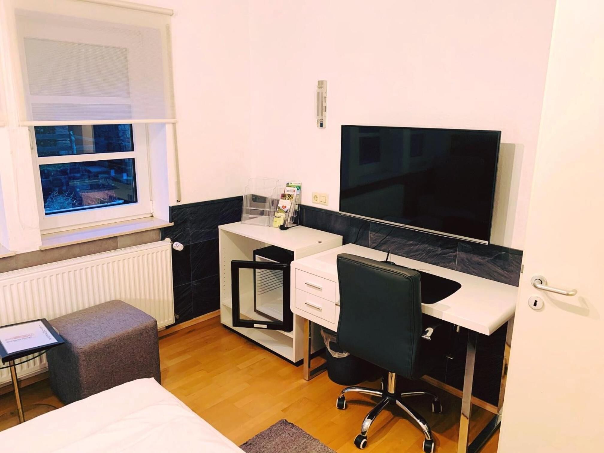 double room | 1 bedroom, hypo-allergenic bedding, desk, free wifi