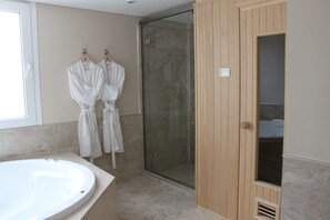 Tina profunda, regadera tipo lluvia, amenidades de baño de diseñador 