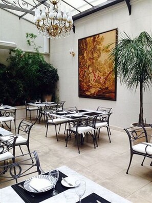 Free daily buffet breakfast  - Hotel Club Frances (Buenos Aires)