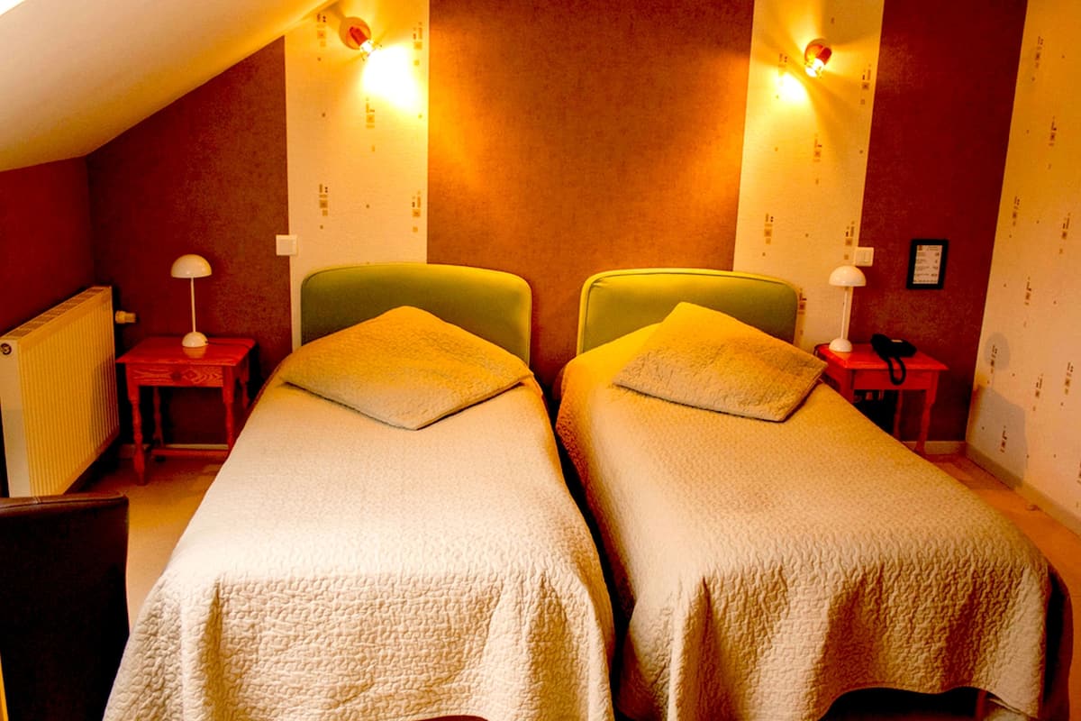 Standard Room, 2 Twin Beds | Desk, WiFi (free)