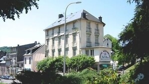 Een meerhoog gebouw met een bord waarop staat dat het een hotel is.