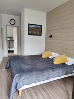 Ropa de cama de alta calidad, escritorio y sistema de insonorización 