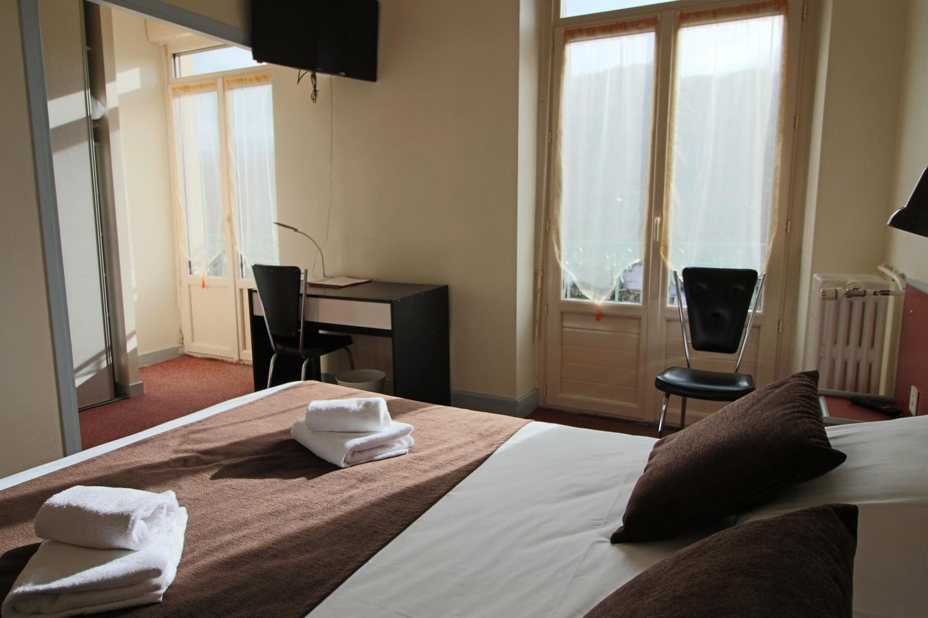 Ropa de cama de alta calidad, escritorio y sistema de insonorización 