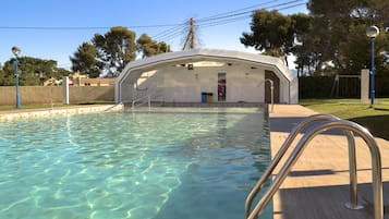 Una piscina al aire libre