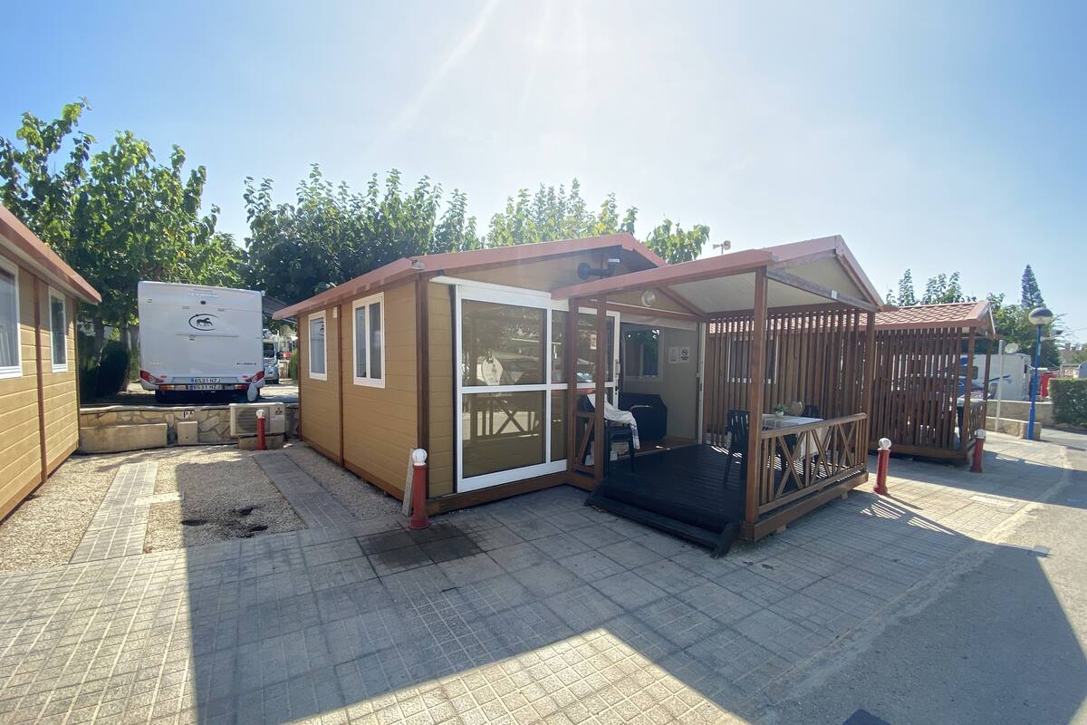 Ein kleines, eingeschossiges Gebäude mit überdachter Terrasse.