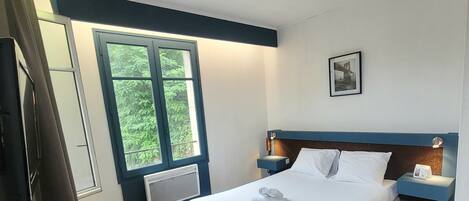 Habitación Confort doble | Mobiliario individual, escritorio, wifi gratis