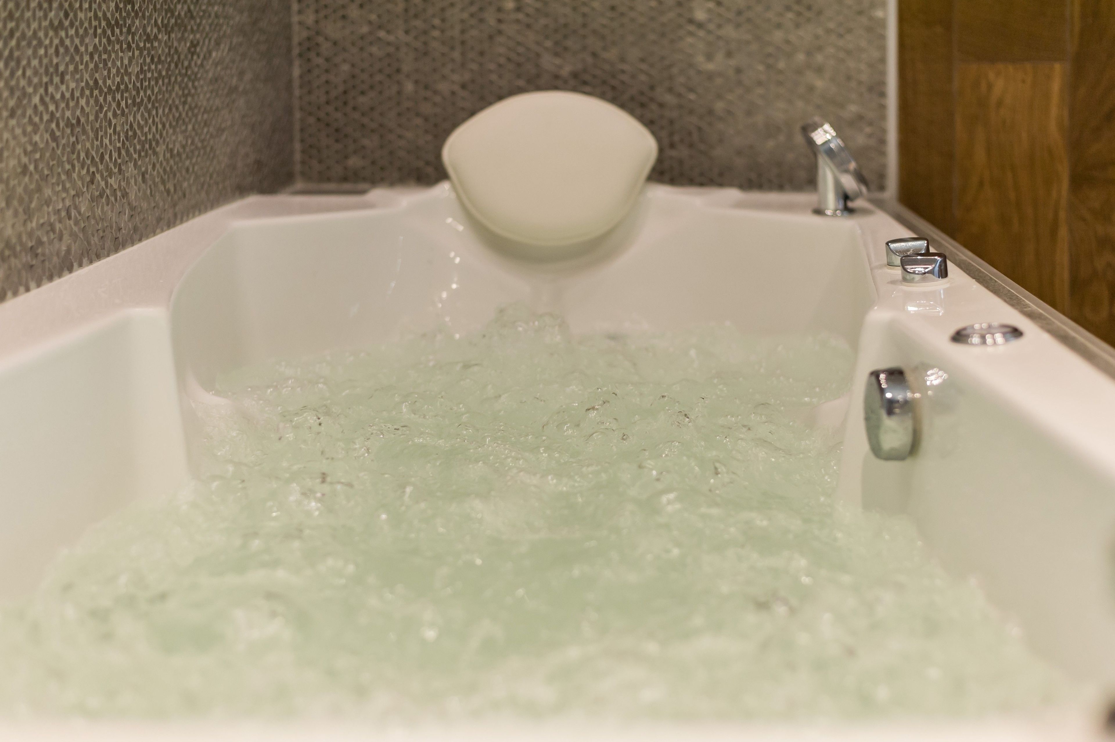 Una bañera llena de agua y burbujas.