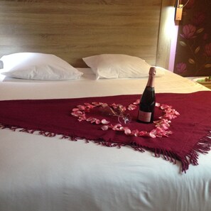 Chambre Confort double | Minibar, coffre-fort, bureau, systĂšme dâinsonorisation