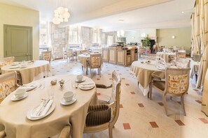 Daily continental breakfast (EUR 14 per person) - Hostellerie des Clos (Chablis)