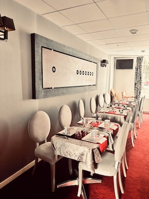 Tägliches Frühstücksbuffet (10.90 EUR pro Person)