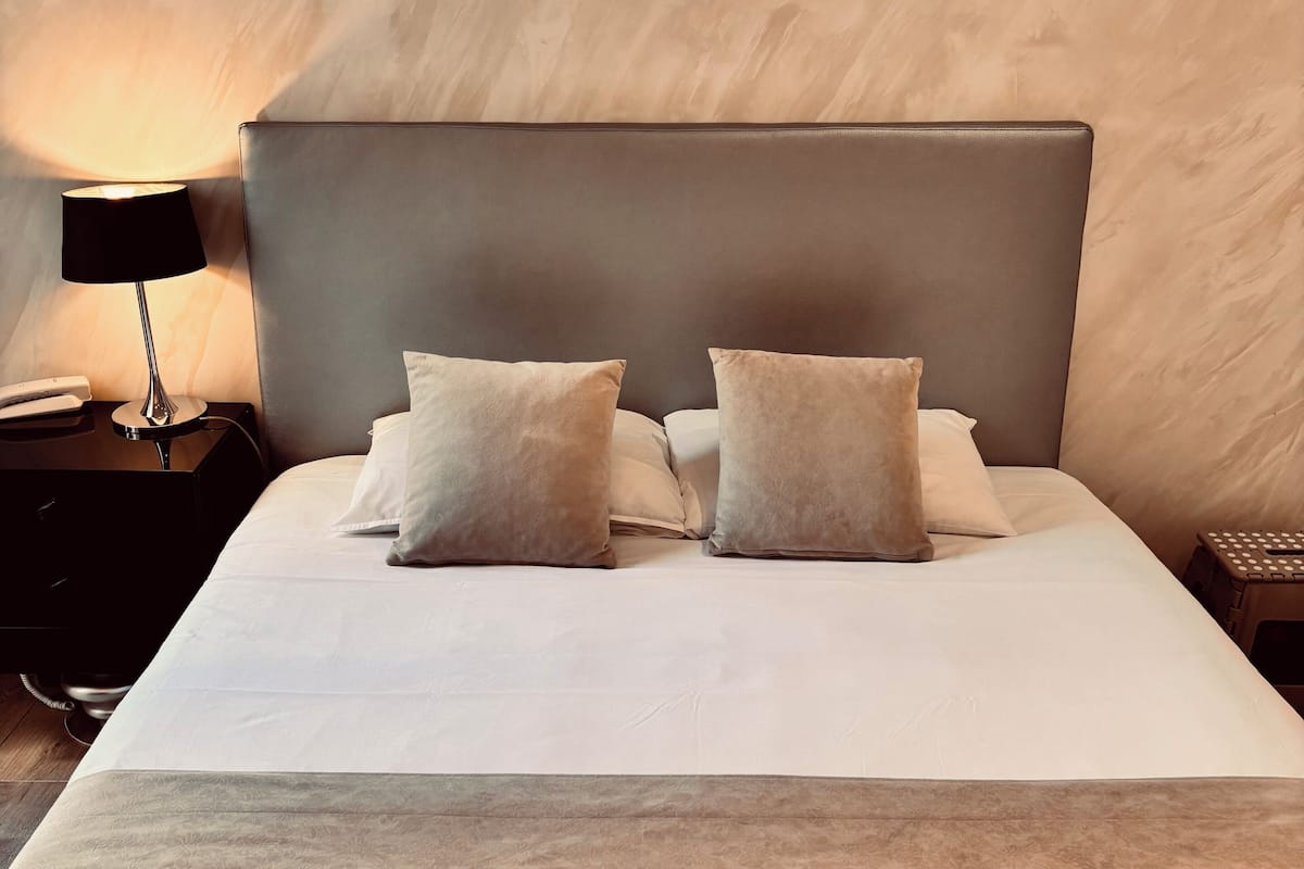 Doppelzimmer (Accessible) | 1 Schlafzimmer, Zimmersafe, Schreibtisch, schallisolierte Zimmer