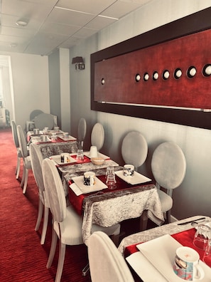 Tägliches Frühstücksbuffet (10.90 EUR pro Person)