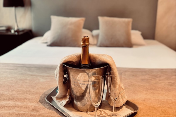 Tweepersoonskamer (Accessible) | Een kluis op de kamer, een bureau, geluiddichte muren, gratis wifi