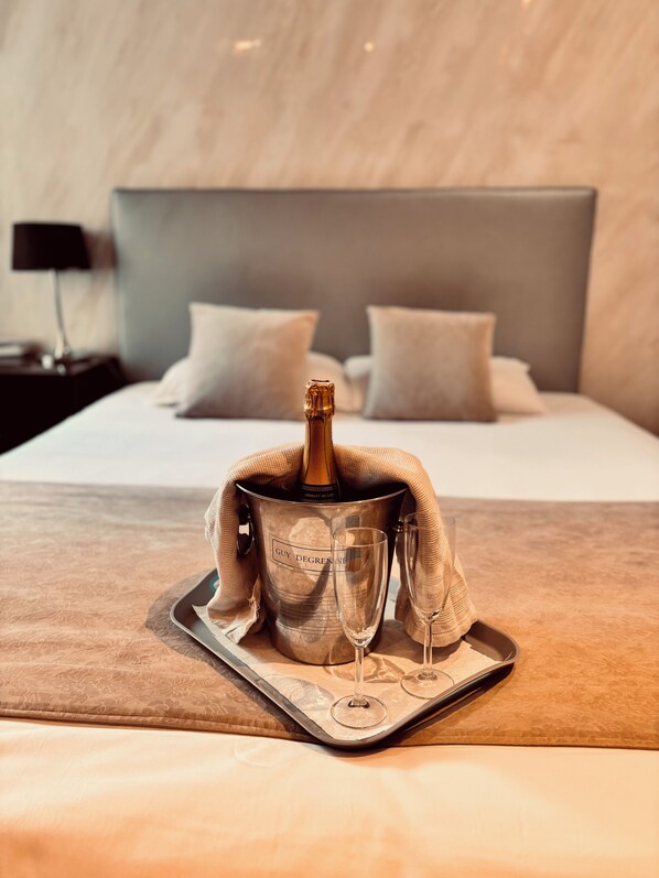 Double Room (Accessible) | In-room safe, desk, soundproofing, free WiFi - Hôtel Saint Martin (Orléans)