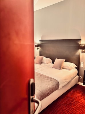 Twin Room | 1 bedroom, in-room safe, desk, soundproofing