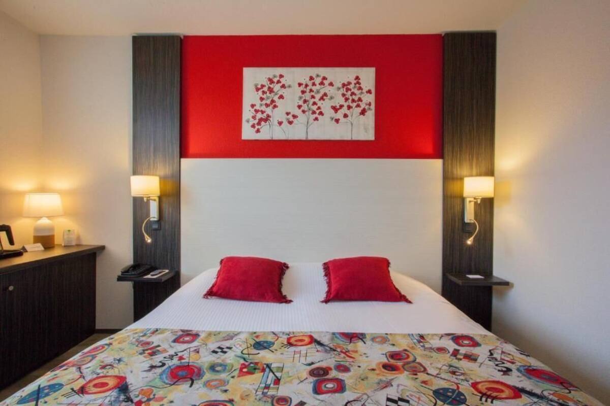 In-room safe, desk, blackout drapes, iron/ironing board (on request)