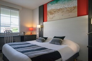 Zimmersafe, Schreibtisch, Verdunkelungsvorhänge, Bügeleisen/Bügelbrett