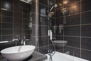 Gratis toiletartikelen, een haardroger, handdoeken