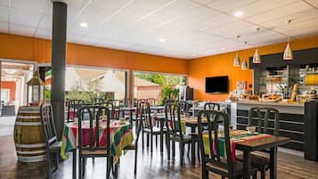 Lunch and dinner served, French cuisine