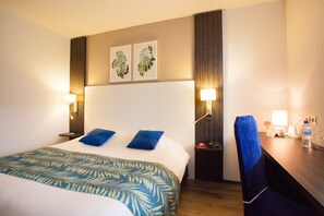 Habitación Confort doble | Caja fuerte, escritorio, cortinas opacas y tabla de planchar con plancha