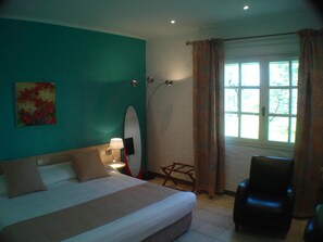 Minibaari, tallelokero huoneessa, työpöytä, ilmainen Wi-Fi