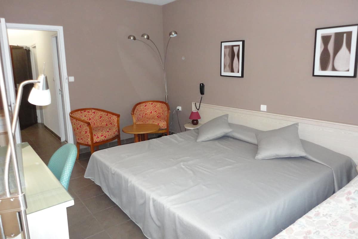 Standard Double Room | Minibar, in-room safe, desk, WiFi (free)