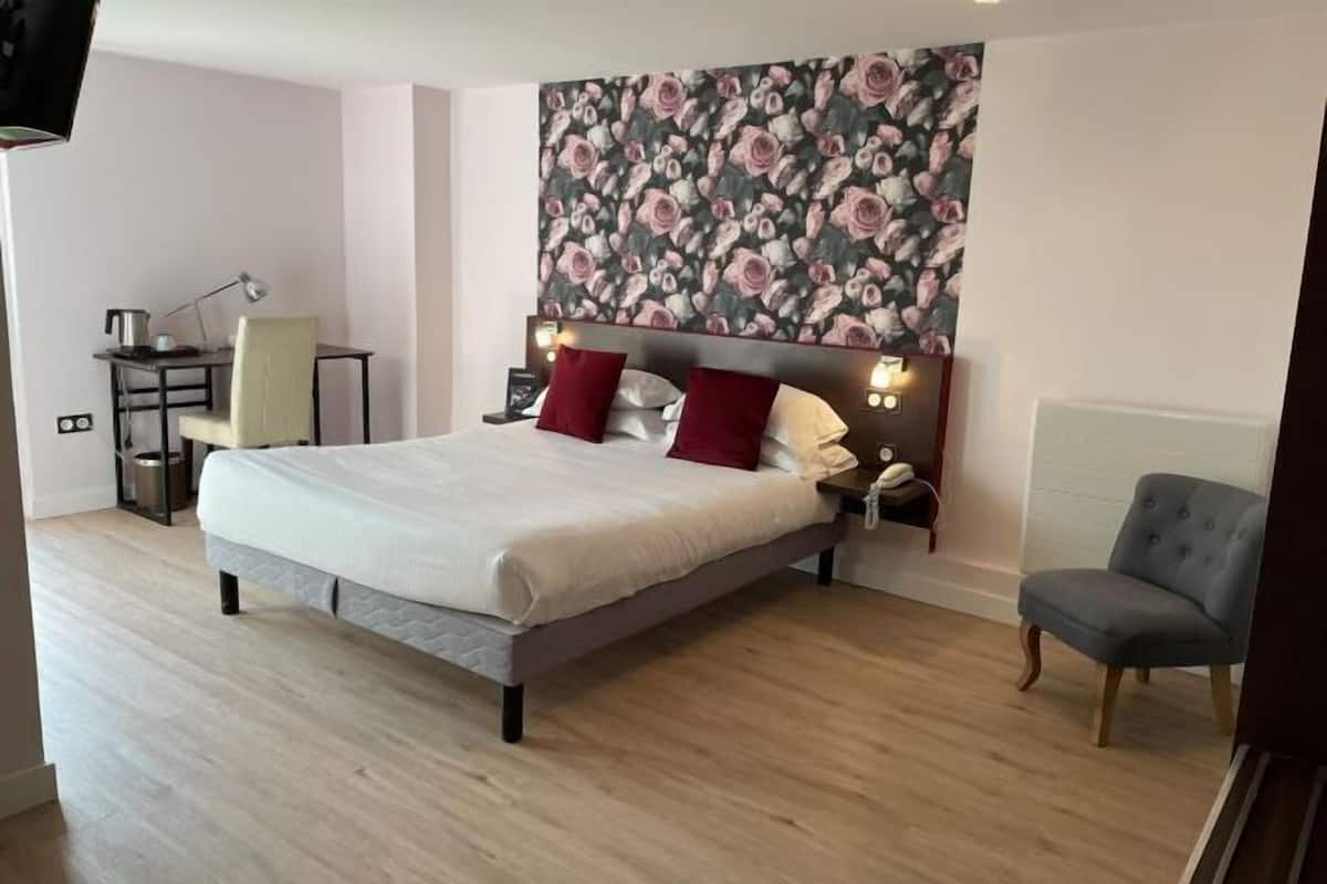 Ylelliset vuodevaatteet, yksilöllisesti sisustettu, työpöytä