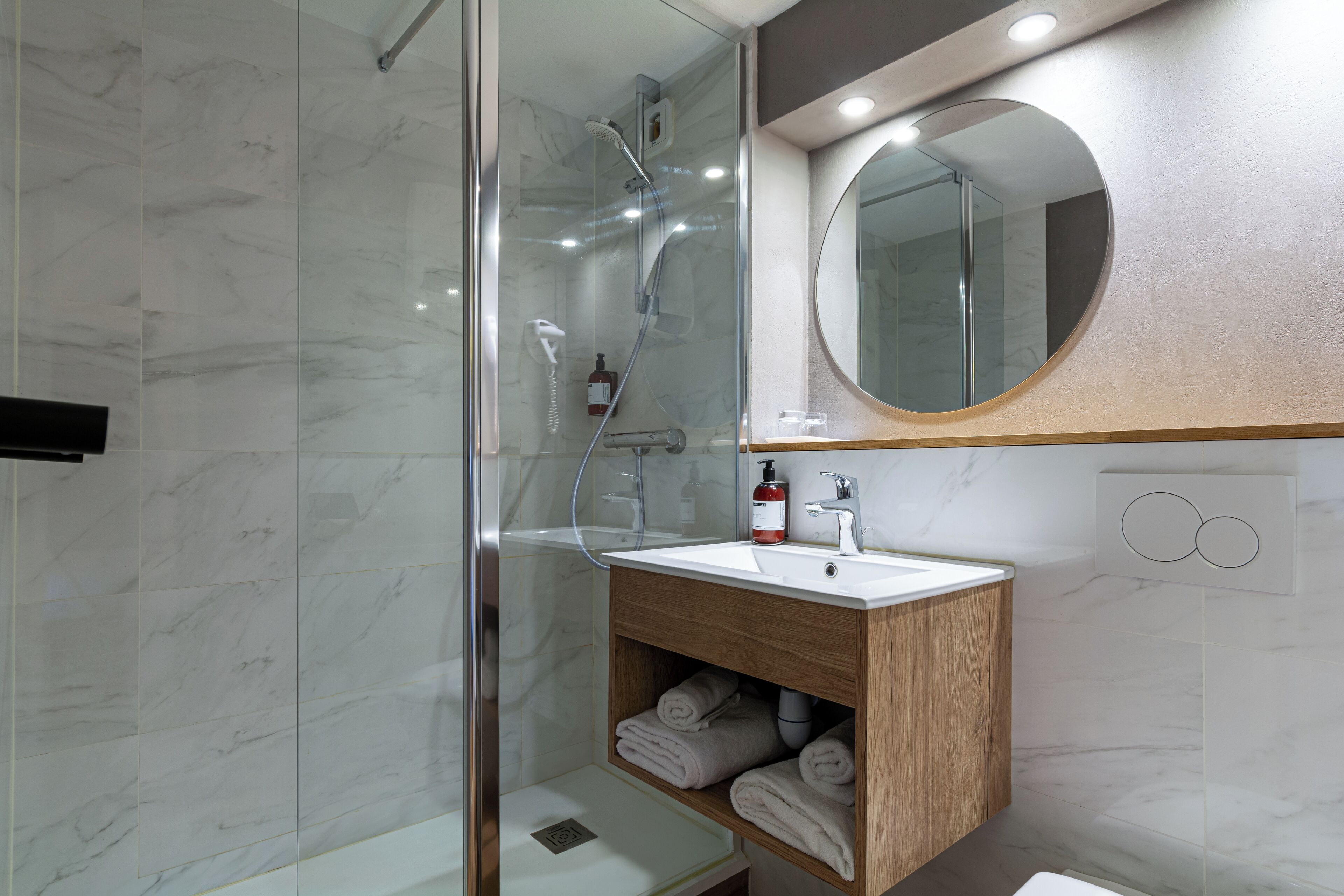 Chambre Classique | Salle de bain | Douche, articles de toilette gratuits, sèche-cheveux