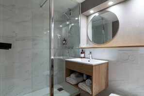 Quarto clássico | Banheiro | Chuveiro, produtos de toalete grátis, secador de cabelo 