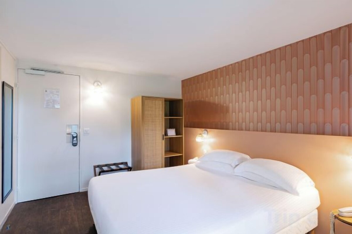Premium bedding, desk, laptop workspace, iron/ironing board (on request)