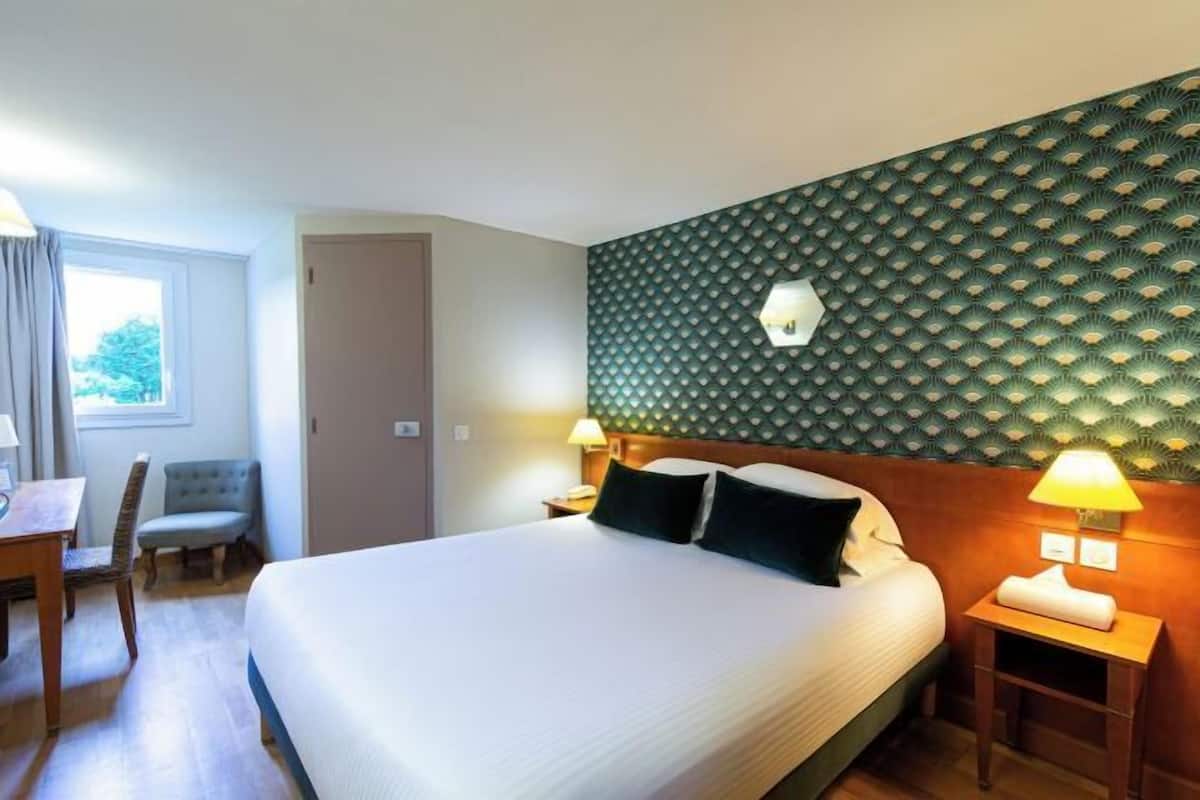 Premium bedding, desk, laptop workspace, iron/ironing board (on request)