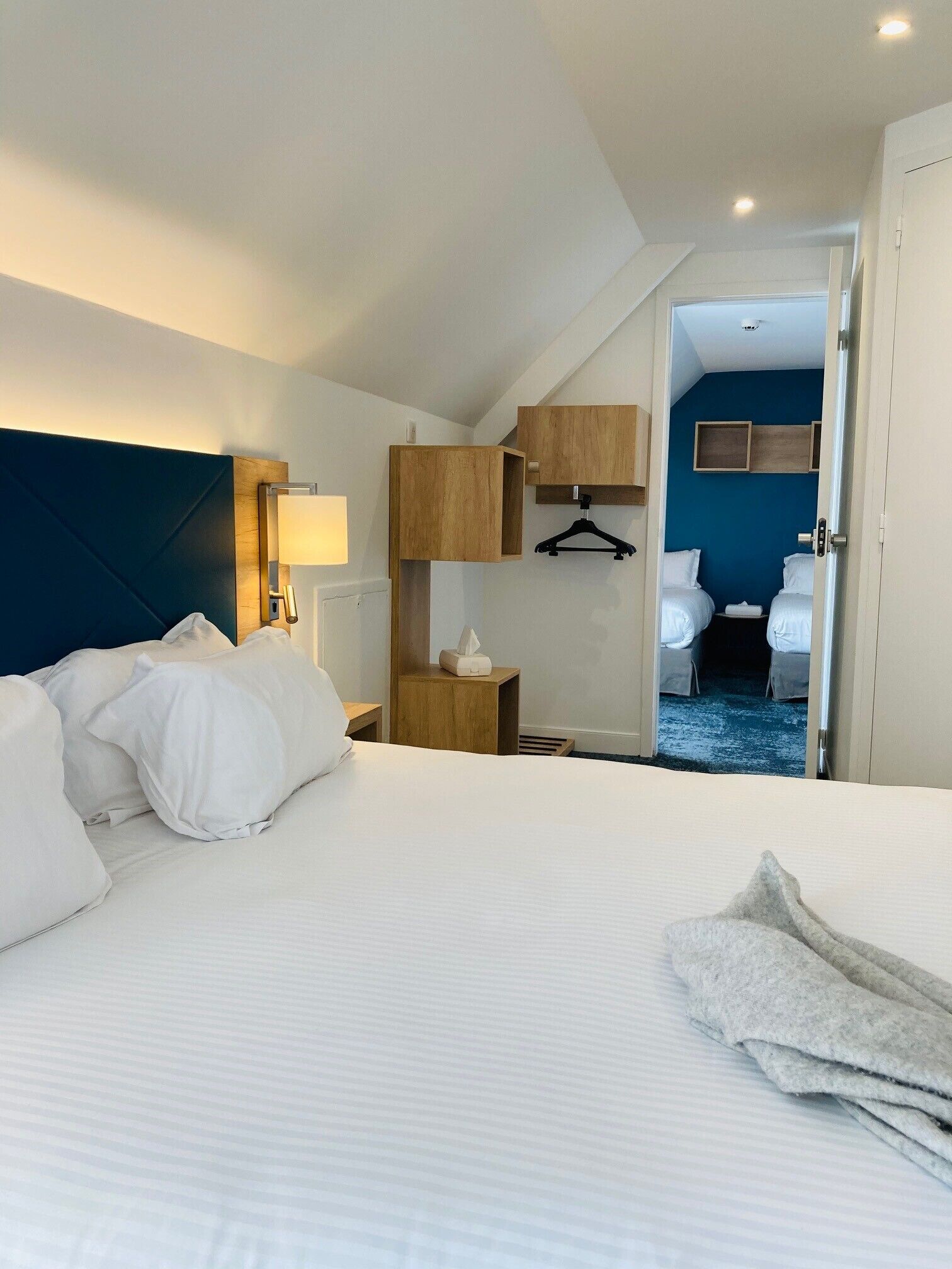 Luksushuone | Ylelliset vuodevaatteet, yksilöllisesti sisustettu, työpöytä